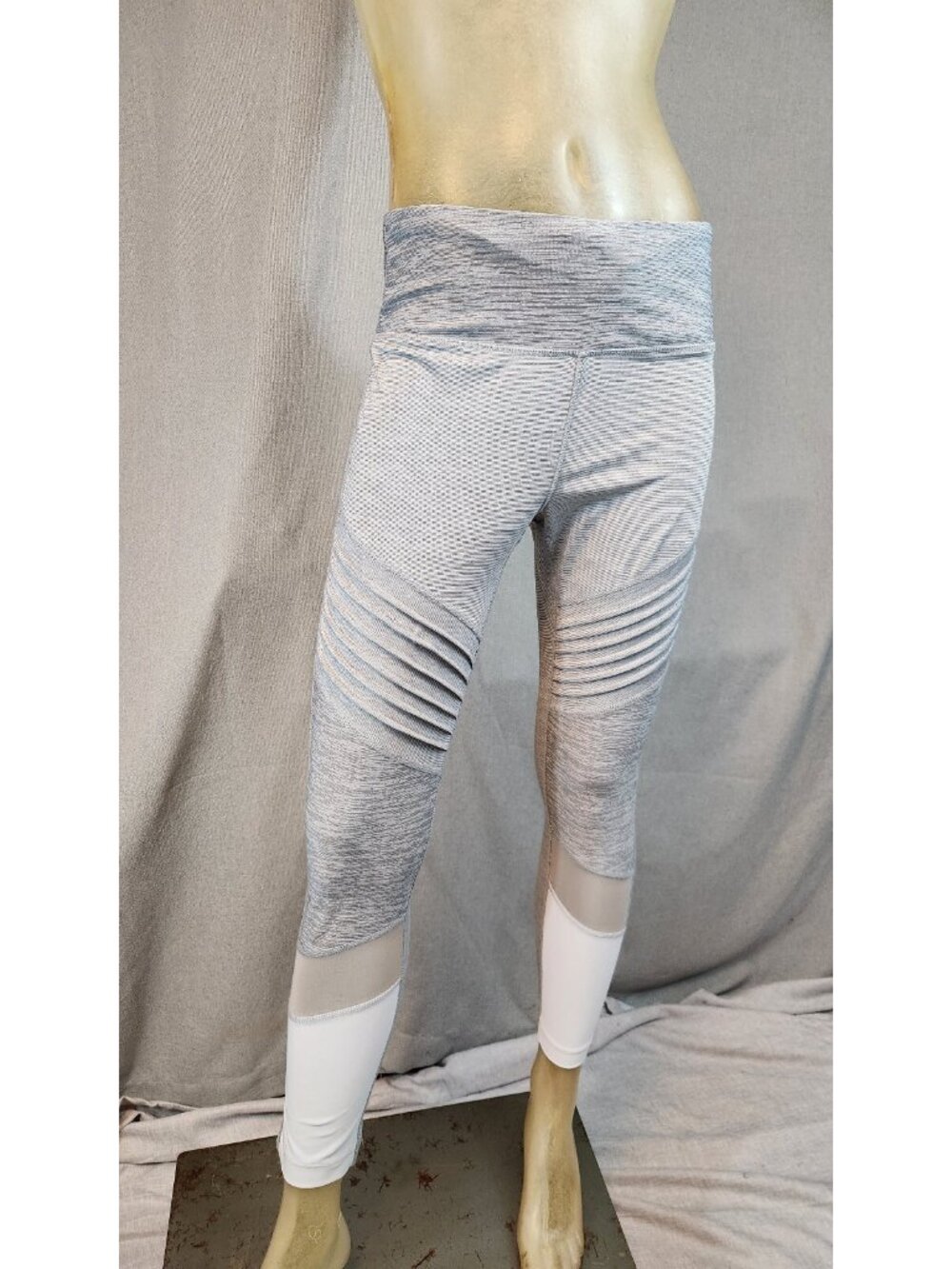 USED Avia Light Gray MEDIUM 8 / 10 High Waist Ankle Legging Yoga Pant Womens